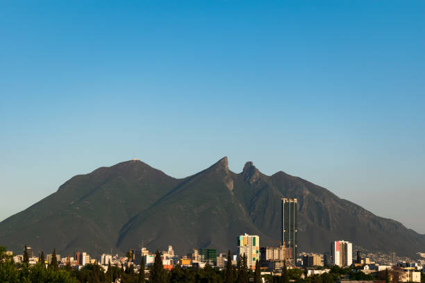 серро-де-ла-силла панорама в монтеррее, мексика на ясный синий день - nuevo leon стоковые фото и изображения
