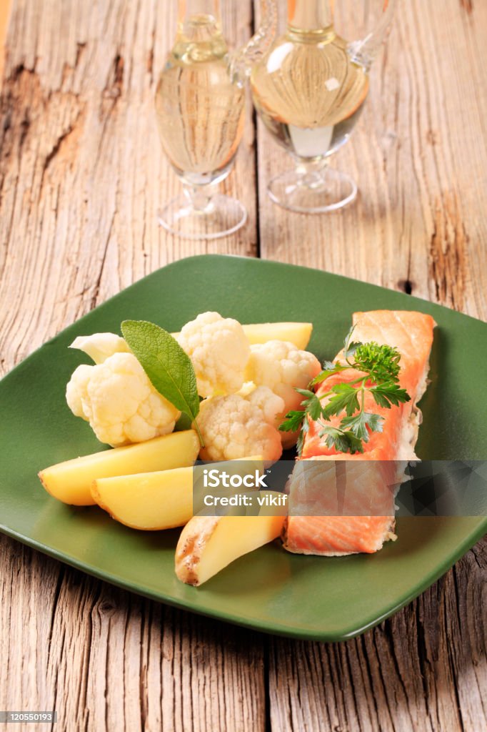 Filete de salmón con papas y romanesco - Foto de stock de Aderezo libre de derechos