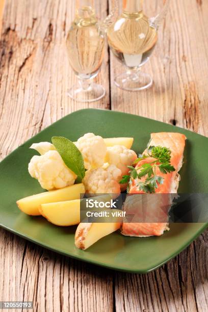 Filetto Di Salmone Con Patate E Cavolfiore - Fotografie stock e altre immagini di Aceto - Aceto, Alimentazione sana, Antipasto