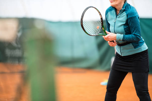 テニスをしている女性クローズアップ - tennis indoors women court ストックフォトと画像