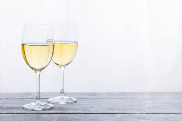 dos copas con vino blanco sobre fondo gris de madera. copiar espacio. - wine glass white wine wineglass fotografías e imágenes de stock