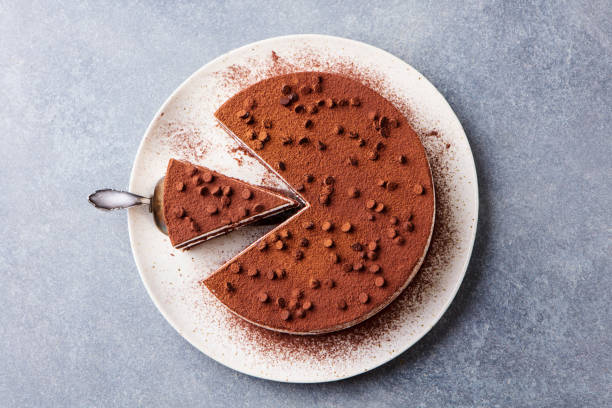 torta al tiramisù con decotaion al cioccolato su un piatto. sfondo in pietra grigia. vista dall'alto. - chocolate mousse cake foto e immagini stock