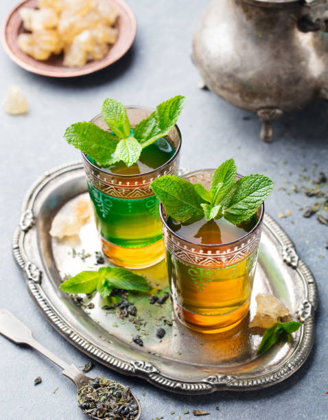 tè alla menta, bevanda tradizionale marocchina in bicchiere. da vicino. - hot drink alcohol green glass foto e immagini stock