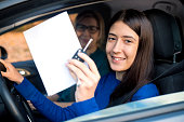 teenager-mit-fahrstunde-mit-instruktorin.jpg?b=1&s=170x170&k=20&c=h8kbe7BTUYAnOVqcARxJ1PwMwvSOqk1PcV32aLia_fA=