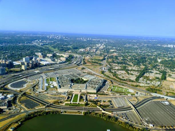 pentagon birds eye - pentagon imagens e fotografias de stock