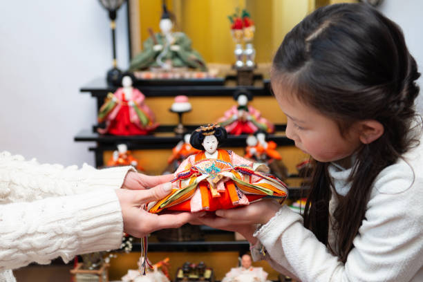 мать и дочь украшают хинамацури - japanese culture japanese ethnicity japan toy стоковые фото и изображения