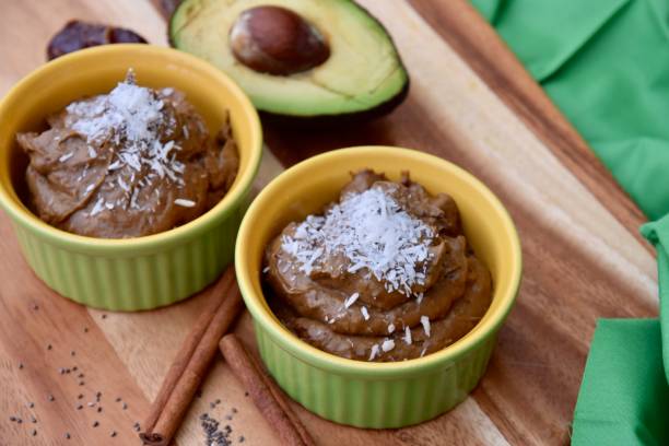 Vegane Avocado-Schokoladenmousse mit Kokosflocken – Foto