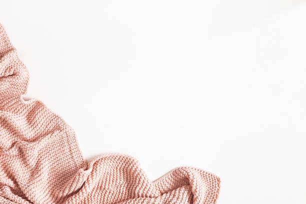 白い背景にピンクの毛布。フラットなレイアウト、トップビュー - blanket ストックフォトと画像
