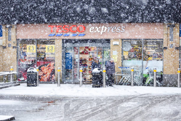 冬の雪の嵐シアラは、英国全体を掃除 - tesco ストックフォトと画像