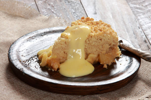 frisch gebackener apfel-crumble pie mit custard - pie apple apple pie dessert stock-fotos und bilder