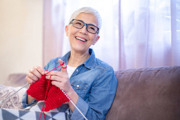 изготовление теплого шарфа на зиму - grandmother knitting senior women senior adult стоковые фото и изображения