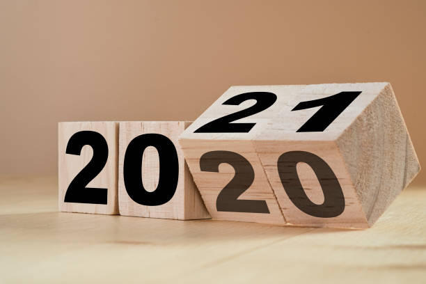 新年の変更のための木製キューブを反転 2020 から 2021.新しい年の変更と開始の概念。 - year ストックフォトと画像