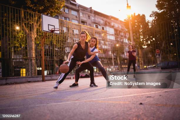 Freundinnen Spielen Basketball Stockfoto und mehr Bilder von Basketball - Basketball, Basketball-Spielball, Frauen