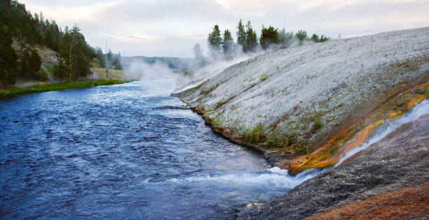 agua cayendo sobre una cara de roca de grand prismatic spring y en firehole river en el parque nacional yellowstone en wyoming - río firehole fotografías e imágenes de stock