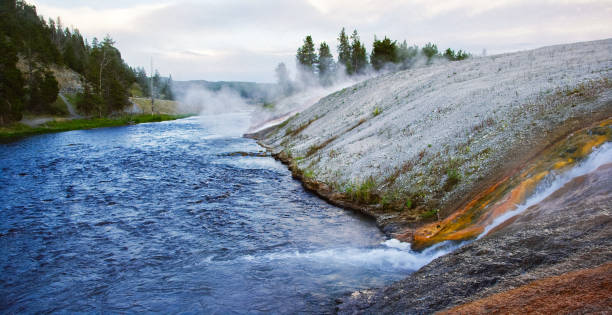 와이오밍 주 옐로스톤 국립공원의 홀홀 강으로 떨어지는 물 - firehole river 뉴스 사진 이미지