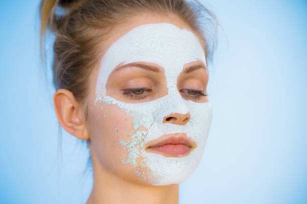 dziewczyna usuwa suchą białą maskę błota - human skin dry human face peeling zdjęcia i obrazy z banku zdjęć