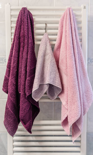 욕실에서 온수 레일에 수건 - towel hanging bathroom railing 뉴스 사진 이미지