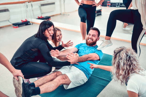 femmine che costringono il maschio ad allenarsi più duramente - yoga men male gymnastics foto e immagini stock