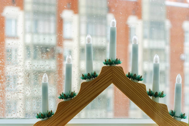 창 앞에 메오라. - christmas wood ambient candlestick holder 뉴스 사진 이미지