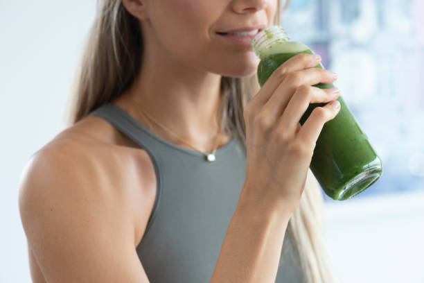 wheatgrass - instructor one person fruit drinking zdjęcia i obrazy z banku zdjęć