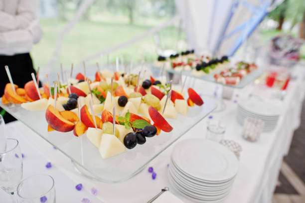 tavolo da dessert di deliziosi frutti al ricevimento di nozze. - wedding reception wedding cake wedding cake foto e immagini stock