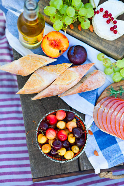 piknik na plaży o zachodzie słońca w stylu boho - beach table peach fruit zdjęcia i obrazy z banku zdjęć