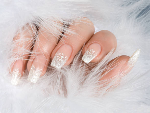 mano de mujer con manicura blanca de invierno - fingernail manicure beauty decoration fotografías e imágenes de stock