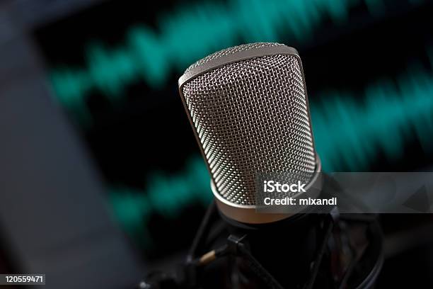 Photo libre de droit de Microphone Devant Audio Waveform banque d'images et plus d'images libres de droit de Devant - Devant, Horizontal, Image en couleur