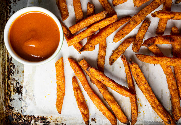 batatas fritas assadas. - sweet potato french fries yam baked - fotografias e filmes do acervo