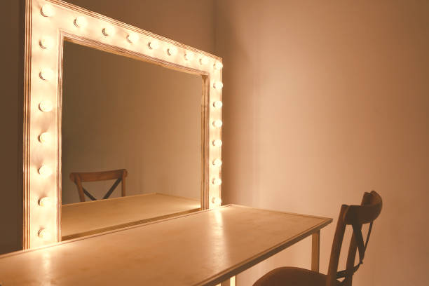 miroir avec des ampoules pour le maquillage dans la salle de maquillage - wall mirror photos et images de collection