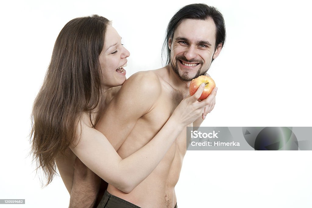 Homens e de mulheres alegres comendo maçã - Foto de stock de Abraçar royalty-free