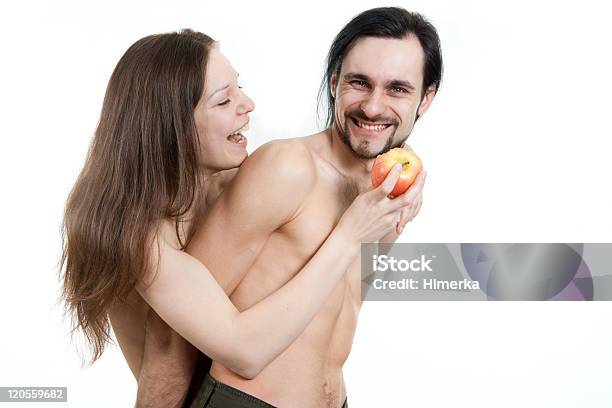 Foto de Homens E De Mulheres Alegres Comendo Maçã e mais fotos de stock de Abraçar - Abraçar, Adulto, Alegoria
