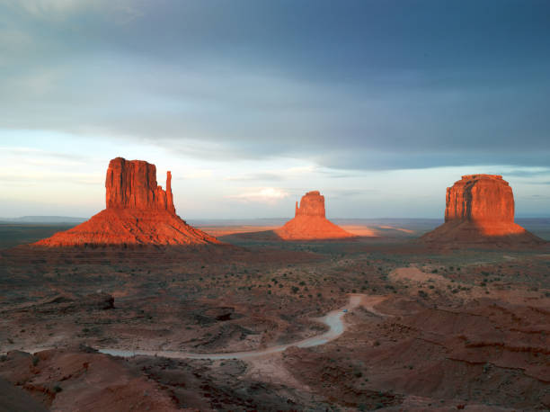 monument valley - merrick butte stock-fotos und bilder