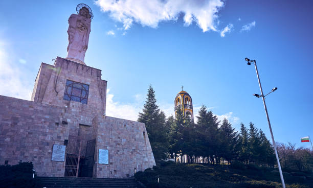 das größte denkmal der jungfrau maria mit jesus in der welt und der glockenturm im hintergrund - european union currency stock-fotos und bilder