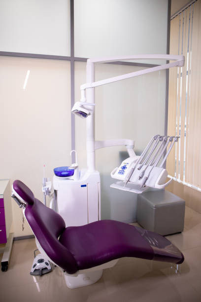 치과 용 유닛과 의자가있는 치과 의사의 직장 - dentist office dentists chair chair nobody 뉴스 사진 이미지