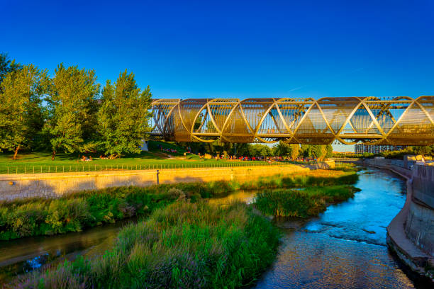 The monumental bridge of Arganzuela or Perrault bridge is located in the Spanish city of Madrid. It crosses the Manzanares River and the Madrid Río Park, linking the districts of Carabanchel and Arganzuela. It is located between the Toledo Bridge and the Prague Bridge.It was designed by the French architect Dominique Perrault. Its construction began at the end of 2010 and was inaugurated in March 2011. Perrault has participated in numerous urban transformation projects in Europe and Asia.Madrid Río is a park in the Spanish city of Madrid, consisting of a pedestrian and recreational area built between 2006 and 2012 on the two banks of the Manzanares River, largely on the underground route of the M-30 ring road , 1 from the South node to the link with the A-5. In 2016, the project was made with the Veronica Rudge Green Prize in Urban Design award from Harvard University for its design and social and cultural impact on the transformation of the river.