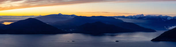 piękny kanadyjski krajobraz górski podczas zachodu słońca - cliff mountain winter snow zdjęcia i obrazy z banku zdjęć