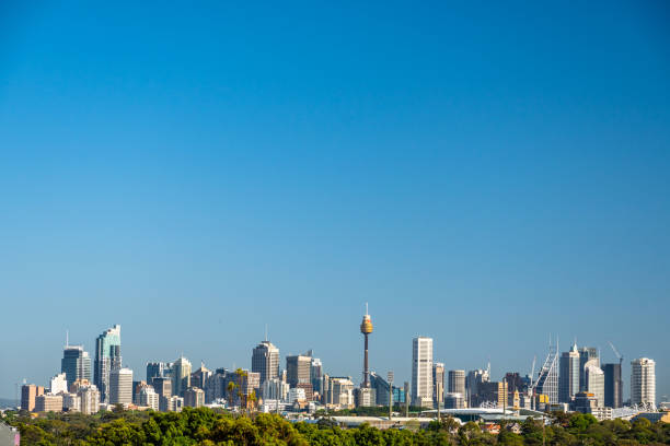 vista sul de sydney cbd com muito céu azul ao fundo - sydney australia skyline city panoramic - fotografias e filmes do acervo
