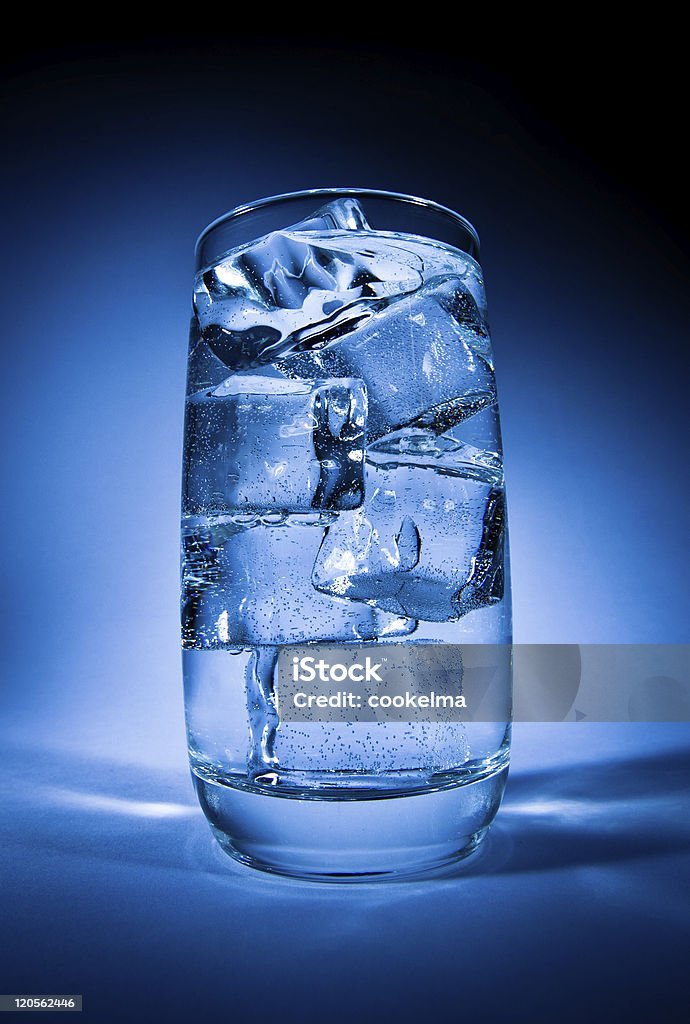 Vaso de agua con hielo - Foto de stock de Agua potable libre de derechos
