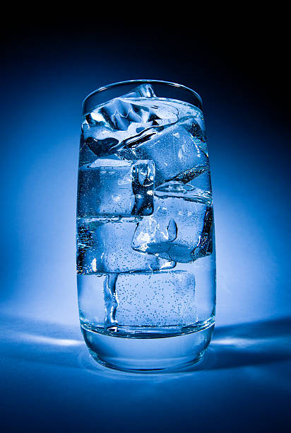 copo de água com gelo - icewater glass food and drink water - fotografias e filmes do acervo