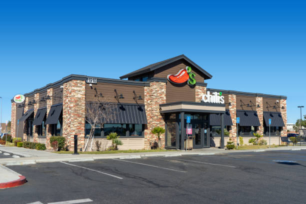 edificio exterior de restaurante de chili en victorville, ca - guindilla fotografías e imágenes de stock