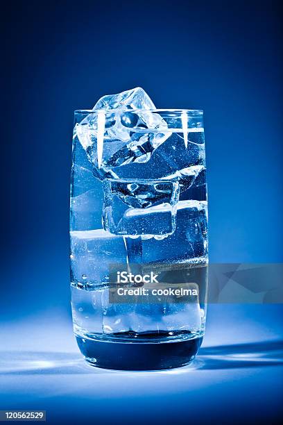 Glas Wasser Mit Eis Stockfoto und mehr Bilder von Alkoholisches Getränk - Alkoholisches Getränk, Blau, Dunkelblau