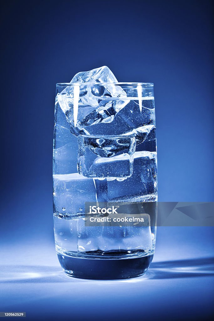 Verre d'eau avec des glaçons - Photo de Alcool libre de droits