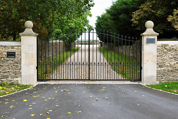 country estate gates and driveway - ingang stockfoto's en -beelden