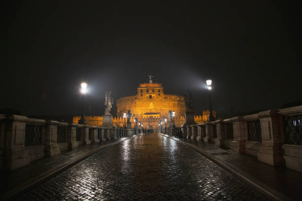 castel sant'angelo visto di notte dal ponte sant'angelo, roma - surrounding wall sky river dome foto e immagini stock