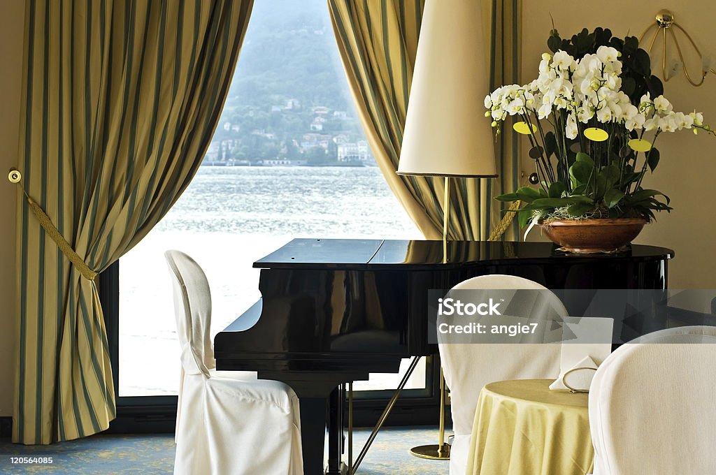 interior de hotel com piano - Foto de stock de Hotel royalty-free