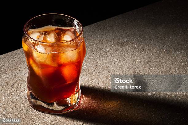 Okulary Z Whiskey - zdjęcia stockowe i więcej obrazów Alkohol - napój - Alkohol - napój, Bez ludzi, Brązowy