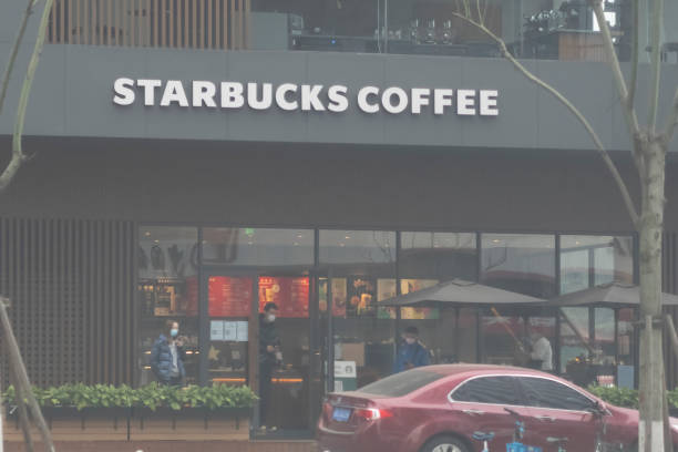 китайский народ носить хирургическую маску купить выпить кофе - starbucks coffee coffee shop women стоковые фото и изображения