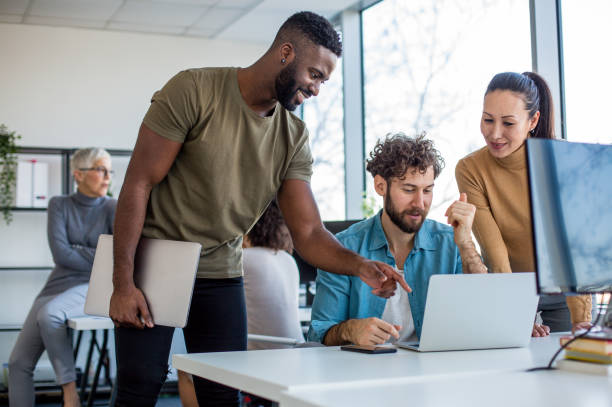 ein team von kreativen profis, die sich die rundenspitzen anschauen und ideen im brainstorming entwickeln. - coding algorithm computer software computer language stock-fotos und bilder