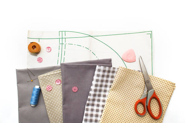 outils pour coudre sur un fond blanc - sewing tailor thread sewing kit photos et images de collection